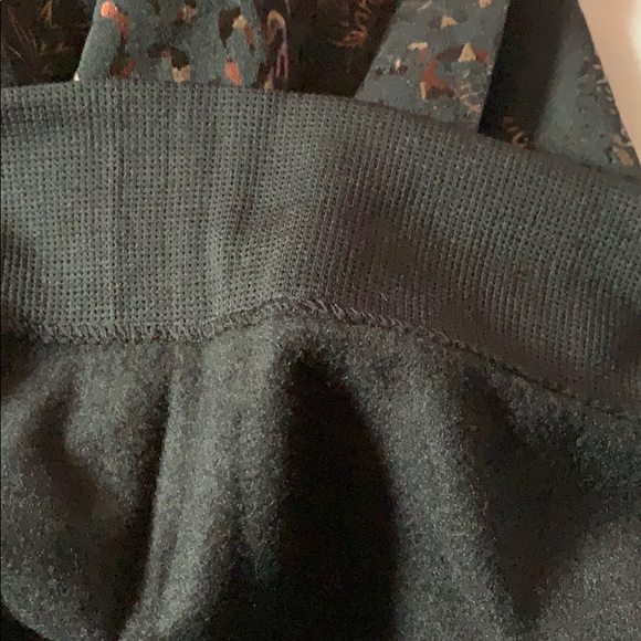 🎉HP🎉BLACK/GOLD METALLIC CHEETAH PRINT LEGGINGS - Picture 7 of 8